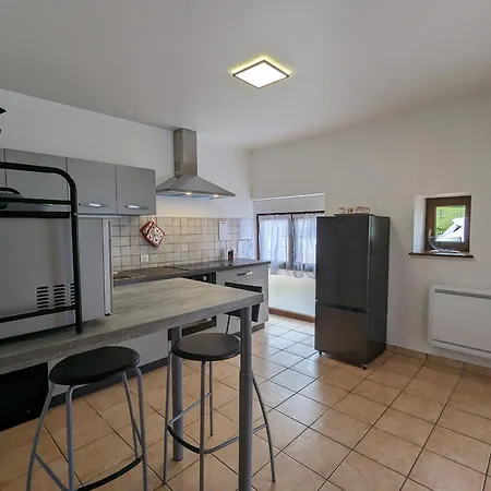 Renove Avec Parking A Proximite De Saint-die-des-vosges - Fr-1-589-675 Lägenhet