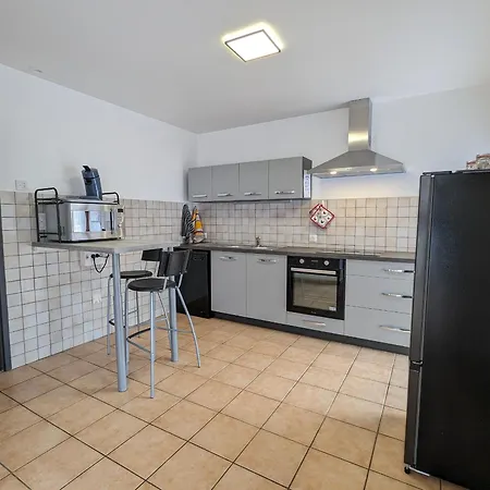 Apartment Renove Avec Parking A Proximite De Saint-die-des-vosges - Fr-1-589-675