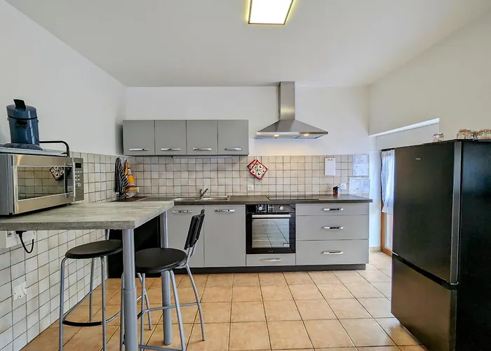 Renove Avec Parking A Proximite De Saint-die-des-vosges - Fr-1-589-675